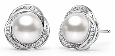 Classic pearl stud earrings