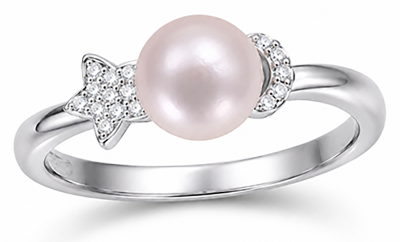 Ring with a pearl and butterfly detailing